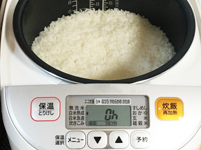 炊飯器で米を炊く