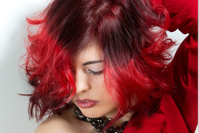 美容院で染めた女性の赤い髪