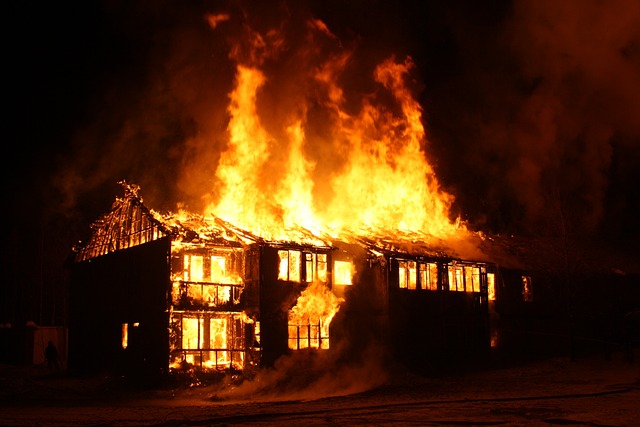 家が火事で燃え上がっている