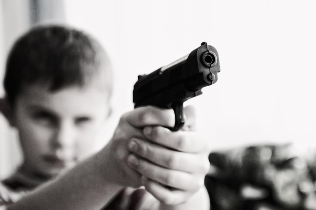 拳銃を構える子供