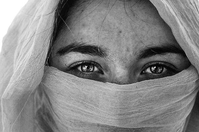 イスラム教女性がスカーフで顔を隠す