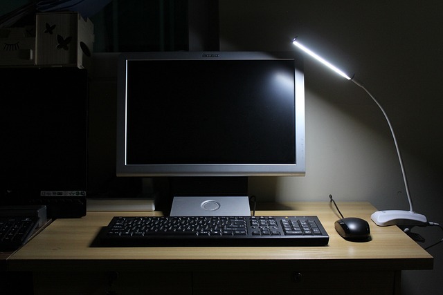 机の上にあるデスクトップパソコン