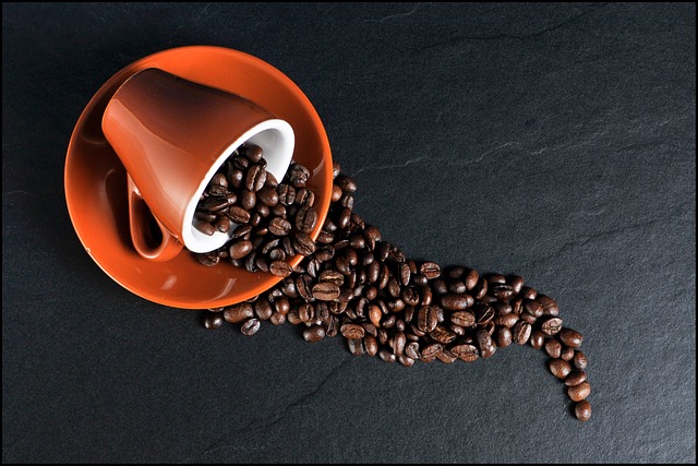 コーヒーカップにコーヒー豆