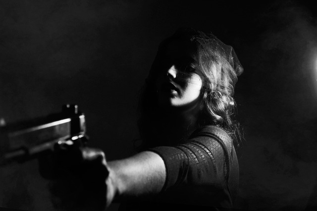 銃を構える女性