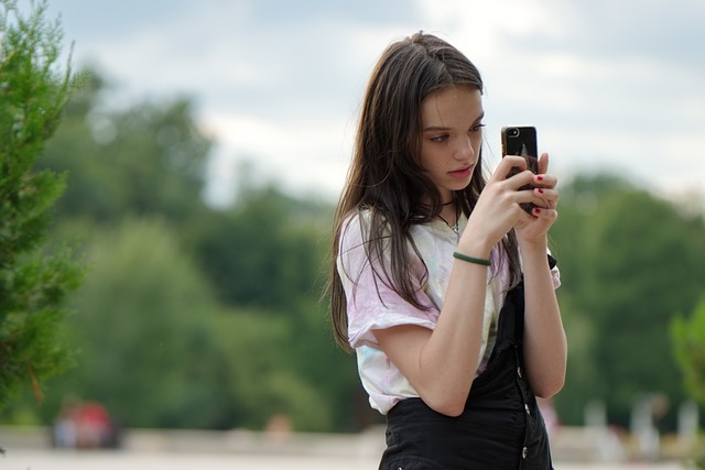 スマートフォンを操作する若い女性