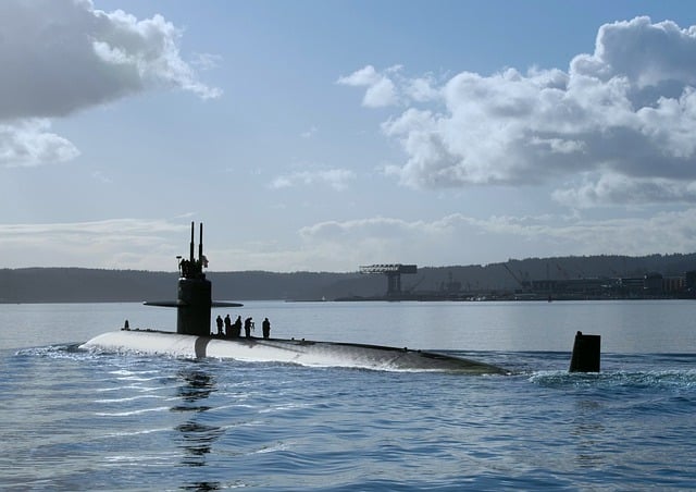 海に浮かぶ潜水艦