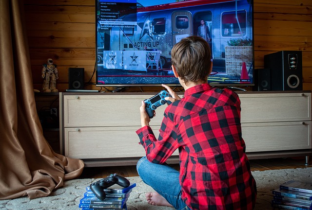 家でゲームをプレイする少年