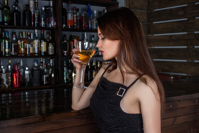 バーでカクテルを飲む女性