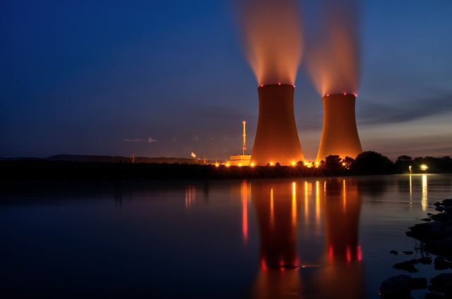 原子力発電所と夜景