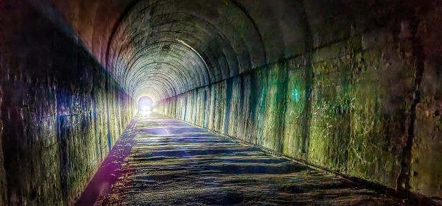 心霊スポットのトンネル
