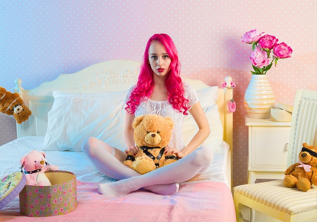ベッドの上に座る赤髪の女の子