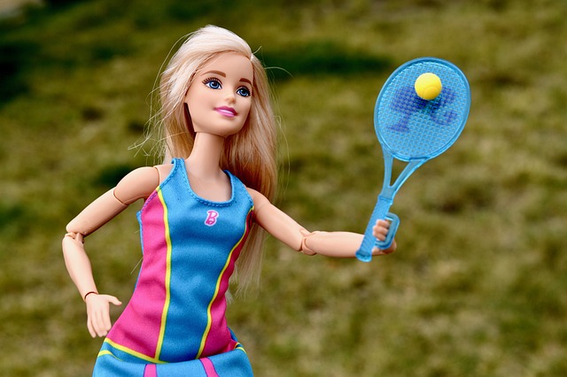 テニスをするバービー人形
