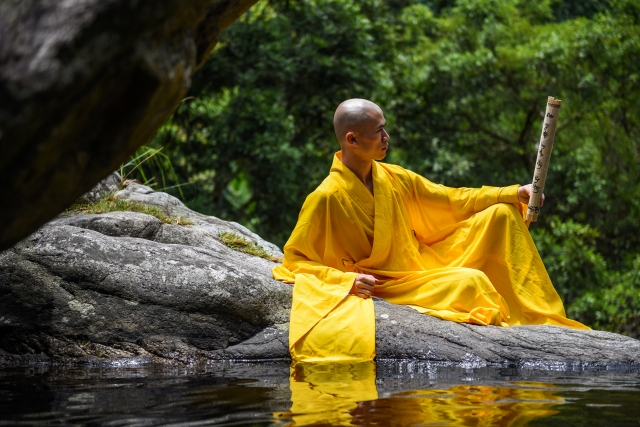 僧侶が水辺で休む