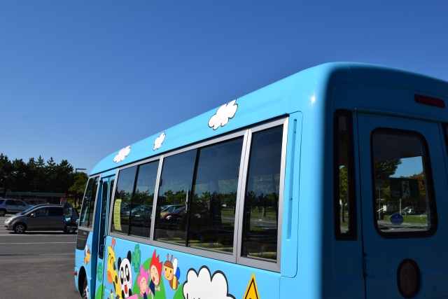 幼稚園の青いスクールバス