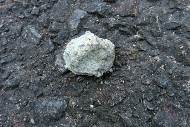 地面に落ちている石
