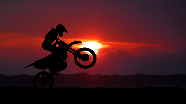 夕日をバックにモトクロスバイク
